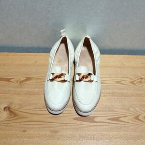 Vionic Women's Ivory Loafers with Tortoise Chain